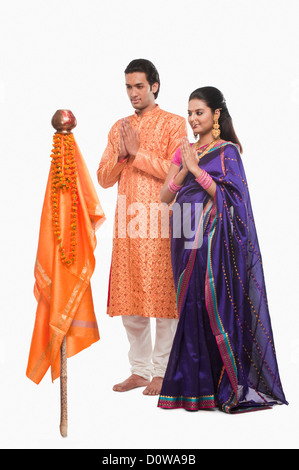 Couple priant sur Gudi Padwa festival Banque D'Images