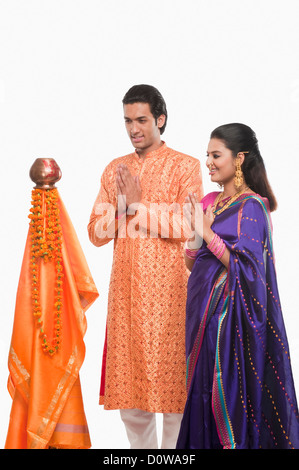 Couple priant sur Gudi Padwa festival Banque D'Images