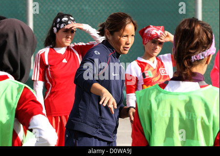 Trois fois aux Jeux olympiques et champion du monde Lorrie Fair (centre) est l'hôte d'une clinique de soccer pour le peuple afghan femmes Football équipe nationale à l'ambassade des Etats-Unis le 22 novembre 2012 à Kaboul, Afghanistan. Juste passé Thanksgiving à Kaboul dans le cadre de l'US Department of State's sports envoyé spécial Programme de montrer son soutien aux femmes afghanes. Banque D'Images