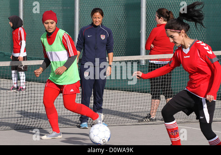 Trois fois aux Jeux olympiques et champion du monde Lorrie Fair (centre) est l'hôte d'une clinique de soccer pour le peuple afghan femmes Football équipe nationale à l'ambassade des Etats-Unis le 22 novembre 2012 à Kaboul, Afghanistan. Juste passé Thanksgiving à Kaboul dans le cadre de l'US Department of State's sports envoyé spécial Programme de montrer son soutien aux femmes afghanes. Banque D'Images