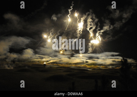 Les soldats de l'Armée US watch torches illuminent le ciel au cours de la formation le 1 octobre 2012 à Fort Lee, New Jersey. Banque D'Images