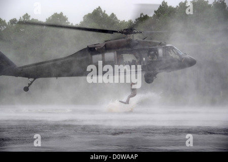 Des soldats des Forces spéciales US sauter d'un hélicoptère Black Hawk UH60 dans Mott Lake pendant l'insertion de la formation le 27 juillet 2008 à Fort Bragg, NC. Banque D'Images