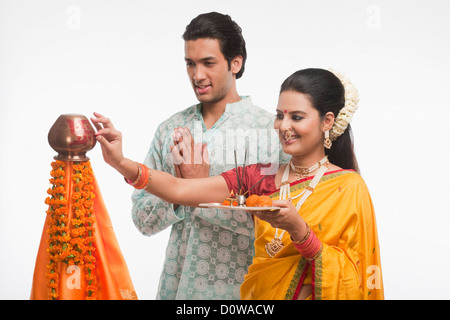 Couple avec offrandes religieuses sur Gudi Padwa festival Banque D'Images