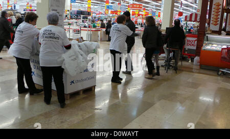 Barcelone, Espagne. 1er décembre 2012. Grand Jour Recapte (nourriture pour les banques alimentaires - Food Bank Foundation) a atteint 700 tonnes de denrées alimentaires dans plus de 10 000 volontaires dans les supermarchés et les hypermarchés en Catalogne. Ce matin du 1 décembre l'hypermarché Auchan à Sant Boi de Llobregat, Barcelone. Banque D'Images