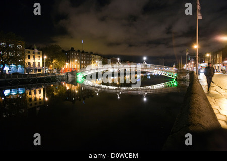 Dublin, Irlande, le Ha'penny Bridge sur la Liffey la nuit Banque D'Images