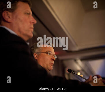 30 novembre 2012 - Laguna Hills, California, USA - chansons/SCE VP et station Manager DOUGLAS BAUDER donne sur l'audeince en tant que vice-président et chef de l'exploitation nucléaire PETE DIETRICH réagit pendant les commentaires du public le vendredi soir. Dans la dernière de plusieurs réunions publiques, les chansons ont rencontré dans un forum public avec des représentants de la Commission de la réglementation nucléaire afin de répondre aux questions de sécurité mécanique avec l'unité 2 générateurs de vapeur vendredi soir à Laguna Hills. Environ 380 personnes ont assisté à la réunion de 4 heures qui a commencé CHANSONS VP of Engineering menant une explication détaillée de wha Banque D'Images