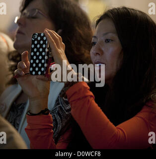 30 novembre 2012 - Laguna Hills, Californie, États-Unis - une jeune femme cellualr utilise son téléphone pour enregistrer les chansons diaporama le vendredi soir. Dans la dernière de plusieurs réunions publiques, les chansons ont rencontré dans un forum public avec des représentants de la Commission de la réglementation nucléaire afin de répondre aux questions de sécurité mécanique avec l'unité 2 générateurs de vapeur vendredi soir à Laguna Hills. Environ 380 personnes ont assisté à la réunion de 4 heures qui a commencé CHANSONS VP of Engineering à la tête d'une explication détaillée de ce qui a causé des défaillances de tubes pour générateurs de vapeur. Chansons propose un démarrage de l'unité 2 de Banque D'Images