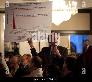 30 novembre 2012 - Laguna Hills, California, USA - GARY Headrick, chef de San Clemente vert, un groupe de défense de l'environnement, est titulaire d'un graphique dit-il illustre un grand nombre de défaillances du tube par rapport à d'autres centrales nucléaires le vendredi soir. Dans la dernière de plusieurs réunions publiques, les chansons ont rencontré dans un forum public avec des représentants de la Commission de la réglementation nucléaire afin de répondre aux questions de sécurité mécanique avec l'unité 2 générateurs de vapeur vendredi soir à Laguna Hills. Environ 380 personnes ont assisté à la réunion de 4 heures qui a commencé CHANSONS VP of Engineering à la tête d'un de Banque D'Images