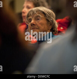 30 novembre 2012 - Laguna Hills, Californie, États-Unis - une femme plus âgée dans l'auditoire à l'écoute que des chansons représentants ont fait leur présentation au CNRC le vendredi soir. Dans la dernière de plusieurs réunions publiques, les chansons ont rencontré dans un forum public avec des représentants de la Commission de la réglementation nucléaire afin de répondre aux questions de sécurité mécanique avec l'unité 2 générateurs de vapeur vendredi soir à Laguna Hills. Environ 380 personnes ont assisté à la réunion de 4 heures qui a commencé CHANSONS VP of Engineering à la tête d'une explication détaillée de ce qui a causé des défaillances de tubes pour générateurs de vapeur. Chansons est proposin Banque D'Images