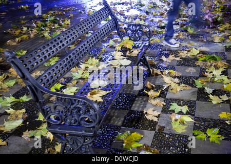Séville, Espagne, le banc d'un parc à l'automne Banque D'Images