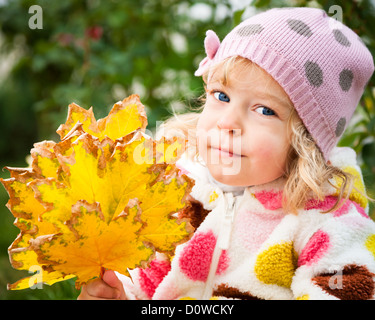Enfant avec bouquet de feuilles d'automne Banque D'Images