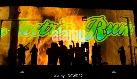 30 novembre 2012 - Costa Mesa, Californie, États-Unis - les gens jettent leurs ombres sur un mur pendant l'inauagural Electric, une course de nuit, course de 5 km art participation.(Image Crédit : © Brian Cahn/ZUMAPRESS.com) Banque D'Images