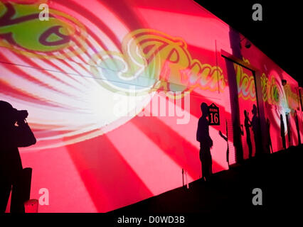 30 novembre 2012 - Costa Mesa, Californie, États-Unis - les gens jettent leurs ombres sur un mur pendant l'inauagural Electric, une course de nuit, course de 5 km art participation.(Image Crédit : © Brian Cahn/ZUMAPRESS.com) Banque D'Images