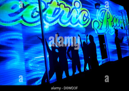 30 novembre 2012 - Costa Mesa, Californie, États-Unis - les gens jettent leurs ombres sur un mur pendant l'inauagural Electric, une course de nuit, course de 5 km art participation.(Image Crédit : © Brian Cahn/ZUMAPRESS.com) Banque D'Images