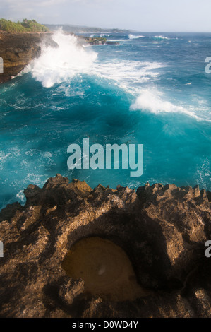 Coucher du soleil sur la déchirure du diable - monument de petite île Nusa Lembongan, Indonésie Banque D'Images