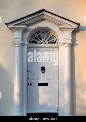Une grande porte dans le Sussex de l'ouest ville de Chichester. Banque D'Images