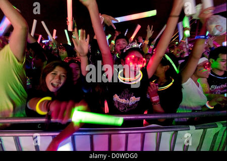 30 novembre 2012 - Costa Mesa, Californie, États-Unis - les gens profiter de l'after-party à l'inauagural Electric, une course de nuit, course de 5 km art participation.(Image Crédit : © Brian Cahn/ZUMAPRESS.com) Banque D'Images