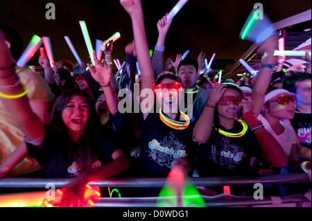 30 novembre 2012 - Costa Mesa, Californie, États-Unis - les gens profiter de l'after-party à l'inauagural Electric, une course de nuit, course de 5 km art participation.(Image Crédit : © Brian Cahn/ZUMAPRESS.com) Banque D'Images