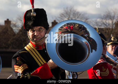 100 soldats du 1er Royal Tank Regiment (1RTR), beaucoup de régions, ont défilé à Liverpool le 1 décembre 2012. Banque D'Images