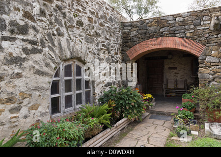 Fenêtre et de l'allée voûtée convento à Mission Espada à San Antonio, Texas Banque D'Images