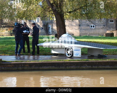 Présentatrice TV interviewant et étudiant en génie de l'Université de Cambridge à alimentation solaire voiture. Novembre 2012, UK Banque D'Images