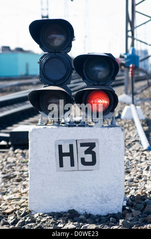 Le feu de circulation ferroviaire, train est interdite, lumière rouge. Banque D'Images