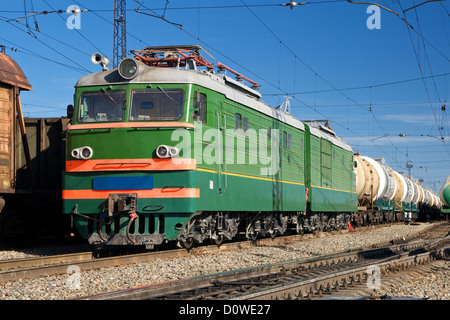 Le train se déplace sur des rails Banque D'Images