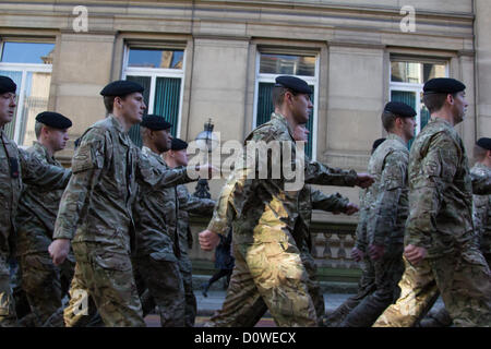 100 soldats du 1er Royal Tank Regiment (1RTR), beaucoup de régions, ont défilé à Liverpool le 1 décembre 2012. Banque D'Images