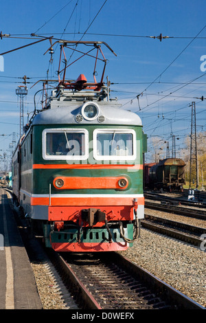 Le train se déplace sur des rails Banque D'Images