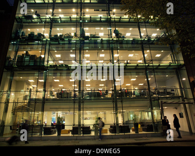 Bpp law school à holborn,London,vu la nuit. Banque D'Images