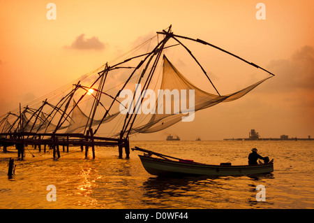 Coucher du soleil sur les filets de pêche chinois à Cochin Banque D'Images