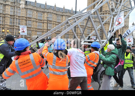 Westminster, London, UK. 1er décembre 2012. Les protestataires soulèvent un mock rig en face du Parlement. La campagne contre le changement climatique mars groupe sur la place du Parlement et construire une "fracturation' comme une protestation contre la pratique de la fracturation hydraulique pour l'extraction de gaz de schiste et les dommages à l'environnement. Crédit : Matthieu Chattle / Alamy Live News Banque D'Images