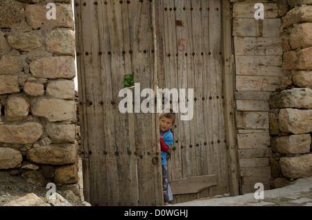 Le 7 mai 2012 - Hasankeyf, Batman, Turquie - assis sur les rives du Tigre la ville antique de Hasankeyf vit dans une sorte de limbes, des milliers d'années d'histoire sur le point de disparaître sous les eaux du barrage d'Ilisu putain de projet, pour les gens de Hasankeyf incapables de construire ou vendre des maisons, trouver du travail ou même obtenir une réponse directe à la question quand le passé sera emporté, cette menace a pesé sur la ville pendant des décennies, mais maintenant le gouvernement turc essaie de pousser de l'avant avec le barrage en dépit de la condamnation internationale. (Crédit Image : © John Wreford/ZUMAPRESS.com) Banque D'Images