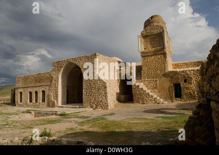 8 mai 2012 - Hasankeyf, Batman, Turquie - Mosquée Ulu partiellement restauré ou grande mosquée, une partie de la Citadelle Hasankeyf complexe ;.assis sur les rives du Tigre la ville antique de Hasankeyf vit dans une sorte de limbes, des milliers d'années d'histoire sur le point de disparaître sous les eaux du barrage d'Ilisu putain de projet, pour les gens de Hasankeyf incapables de construire ou vendre des maisons, trouver du travail ou même obtenir une réponse directe à la question quand le passé sera emporté, cette menace a pesé sur la ville pendant des décennies, mais maintenant le gouvernement turc essaie de pousser de l'avant avec le barrage en dépit de la coopération internationale Banque D'Images