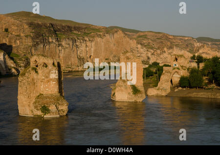 8 mai 2012 - Hasankeyf, Batman, Turquie - assis sur les rives du Tigre la ville antique de Hasankeyf vit dans une sorte de limbes, des milliers d'années d'histoire sur le point de disparaître sous les eaux du barrage d'Ilisu putain de projet, pour les gens de Hasankeyf incapables de construire ou vendre des maisons, trouver du travail ou même obtenir une réponse directe à la question quand le passé sera emporté, cette menace a pesé sur la ville pendant des décennies, mais maintenant le gouvernement turc essaie de pousser de l'avant avec le barrage en dépit de la condamnation internationale. (Crédit Image : © John Wreford/ZUMAPRESS.com) Banque D'Images