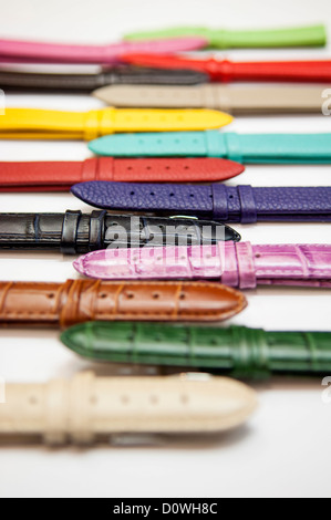 Les bracelets de montre en cuir en différentes couleurs Banque D'Images