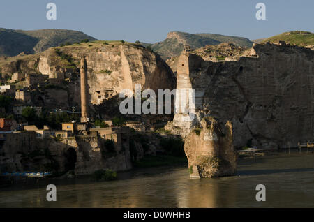 8 mai 2012 - Hasankeyf, Batman, Turquie - assis sur les rives du Tigre la ville antique de Hasankeyf vit dans une sorte de limbes, des milliers d'années d'histoire sur le point de disparaître sous les eaux du barrage d'Ilisu putain de projet, pour les gens de Hasankeyf incapables de construire ou vendre des maisons, trouver du travail ou même obtenir une réponse directe à la question quand le passé sera emporté, cette menace a pesé sur la ville pendant des décennies, mais maintenant le gouvernement turc essaie de pousser de l'avant avec le barrage en dépit de la condamnation internationale. (Crédit Image : © John Wreford/ZUMAPRESS.com) Banque D'Images