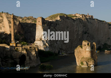 8 mai 2012 - Hasankeyf, Batman, Turquie - assis sur les rives du Tigre la ville antique de Hasankeyf vit dans une sorte de limbes, des milliers d'années d'histoire sur le point de disparaître sous les eaux du barrage d'Ilisu putain de projet, pour les gens de Hasankeyf incapables de construire ou vendre des maisons, trouver du travail ou même obtenir une réponse directe à la question quand le passé sera emporté, cette menace a pesé sur la ville pendant des décennies, mais maintenant le gouvernement turc essaie de pousser de l'avant avec le barrage en dépit de la condamnation internationale. (Crédit Image : © John Wreford/ZUMAPRESS.com) Banque D'Images