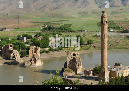 8 mai 2012 - Hasankeyf, Batman, Turquie - assis sur les rives du Tigre la ville antique de Hasankeyf vit dans une sorte de limbes, des milliers d'années d'histoire sur le point de disparaître sous les eaux du barrage d'Ilisu putain de projet, pour les gens de Hasankeyf incapables de construire ou vendre des maisons, trouver du travail ou même obtenir une réponse directe à la question quand le passé sera emporté, cette menace a pesé sur la ville pendant des décennies, mais maintenant le gouvernement turc essaie de pousser de l'avant avec le barrage en dépit de la condamnation internationale. (Crédit Image : © John Wreford/ZUMAPRESS.com) Banque D'Images