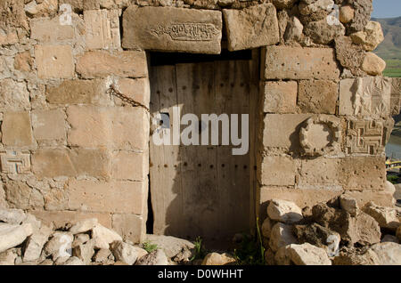 8 mai 2012 - Hasankeyf, Batman, Turquie - assis sur les rives du Tigre la ville antique de Hasankeyf vit dans une sorte de limbes, des milliers d'années d'histoire sur le point de disparaître sous les eaux du barrage d'Ilisu putain de projet, pour les gens de Hasankeyf incapables de construire ou vendre des maisons, trouver du travail ou même obtenir une réponse directe à la question quand le passé sera emporté, cette menace a pesé sur la ville pendant des décennies, mais maintenant le gouvernement turc essaie de pousser de l'avant avec le barrage en dépit de la condamnation internationale. (Crédit Image : © John Wreford/ZUMAPRESS.com) Banque D'Images