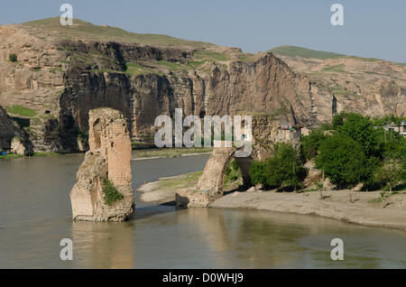 8 mai 2012 - Hasankeyf, Batman, Turquie - assis sur les rives du Tigre la ville antique de Hasankeyf vit dans une sorte de limbes, des milliers d'années d'histoire sur le point de disparaître sous les eaux du barrage d'Ilisu putain de projet, pour les gens de Hasankeyf incapables de construire ou vendre des maisons, trouver du travail ou même obtenir une réponse directe à la question quand le passé sera emporté, cette menace a pesé sur la ville pendant des décennies, mais maintenant le gouvernement turc essaie de pousser de l'avant avec le barrage en dépit de la condamnation internationale. (Crédit Image : © John Wreford/ZUMAPRESS.com) Banque D'Images