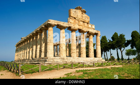 L'ancien temple grec dorique d'Athena de Pastum construite vers 500 avant J.-C.. Le site archéologique de Paestum, Italie. Banque D'Images