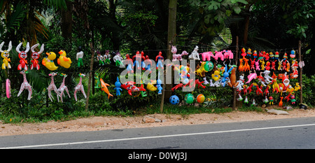 Jouets gonflables vendus par la route, Kandy, Sri Lanka. Banque D'Images
