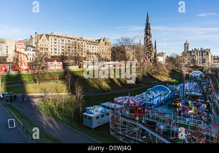 Vue sur l'Est des jardins de Princes Street à Édimbourg en Écosse avec animations de Noël haut et ci-dessous Banque D'Images