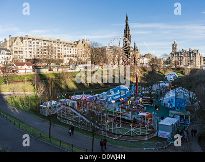 Vue sur l'Est des jardins de Princes Street à Édimbourg en Écosse avec animations de Noël haut et ci-dessous Banque D'Images