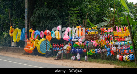 Jouets gonflables nd beach marchandises vendues par la route, Kandy, Sri Lanka. Banque D'Images