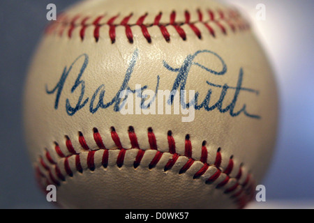 Une balle de baseball signée par Babe Ruth est situé le long du côté de baseball signée par les joueurs des Yankees passé et présent à l'intérieur de la Museum Yankee. Banque D'Images