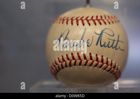 Une balle de baseball signée par Babe Ruth est situé le long du côté de baseball signée par les joueurs des Yankees passé et présent à l'intérieur de la Museum Yankee. Banque D'Images