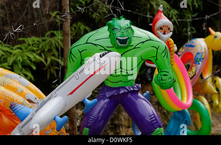 Jouets gonflables vendus par la route, Kandy, Sri Lanka, y compris l'Incroyable Hulk et le Père Noël Banque D'Images