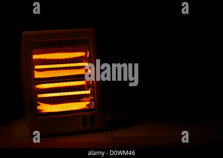 Radiateur électrique avec les bobines d'halogène dans l'obscurité Banque D'Images